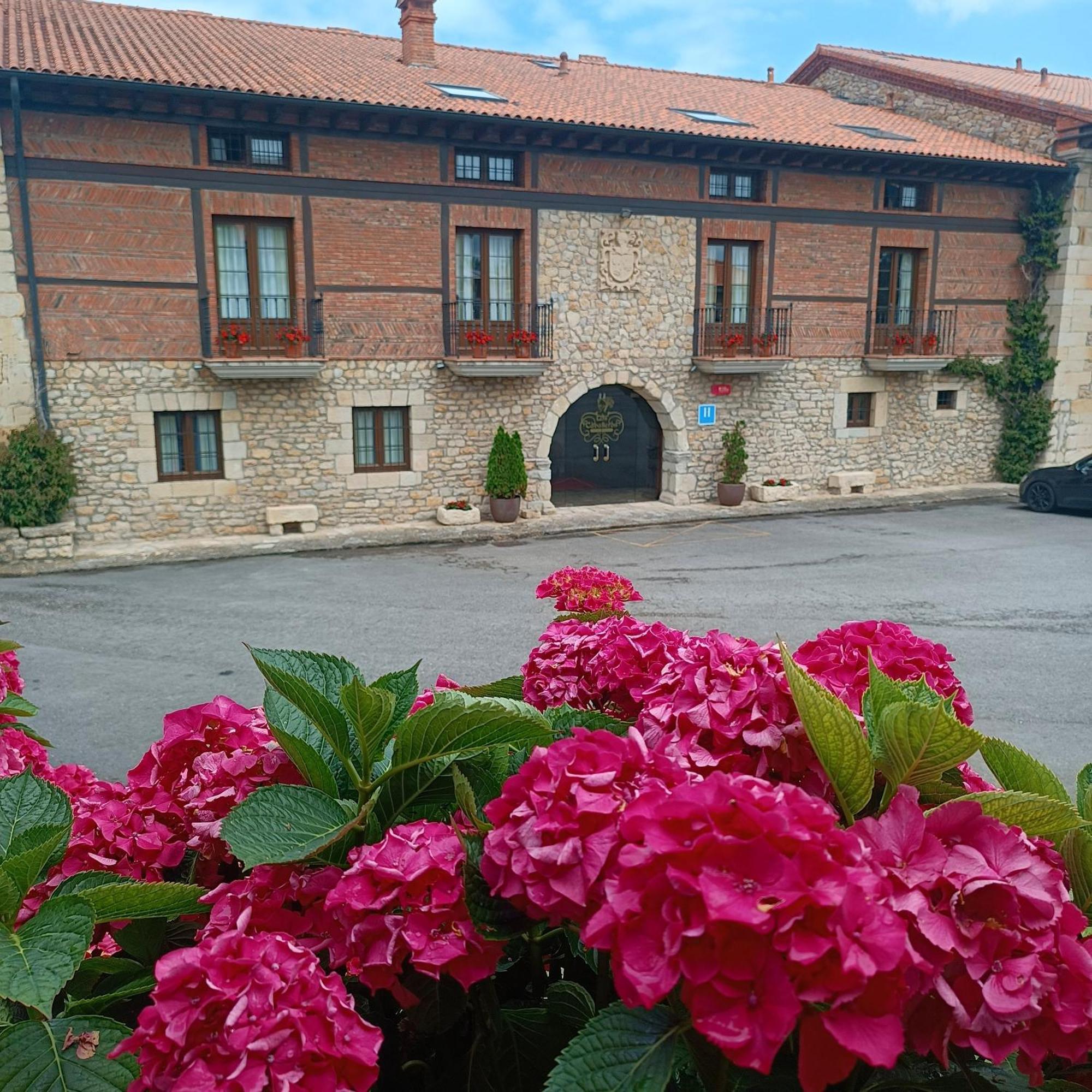Hotel Casona Los Caballeros Santillana del Mar Exterior photo